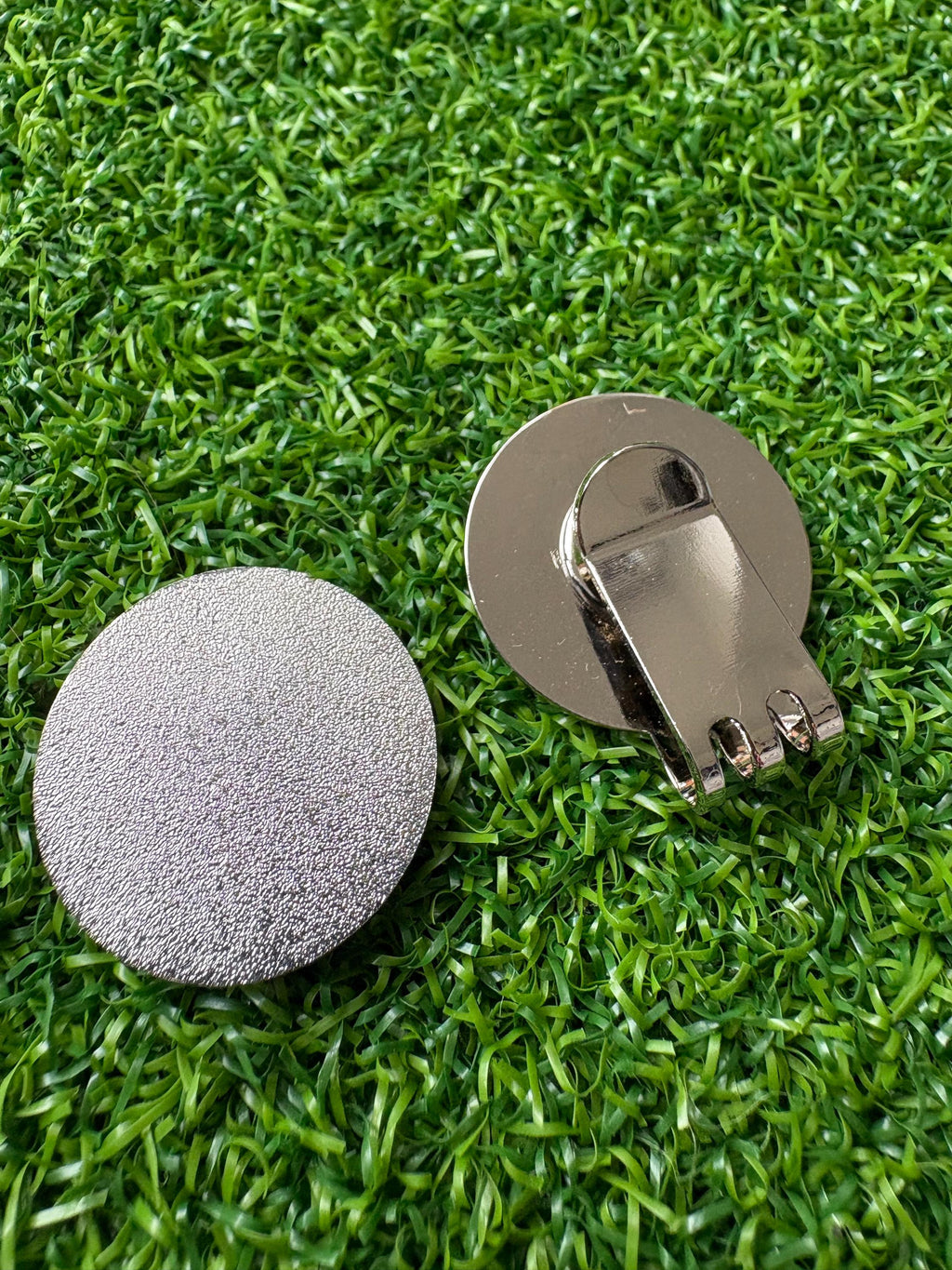 Golf ball marker with hat clip