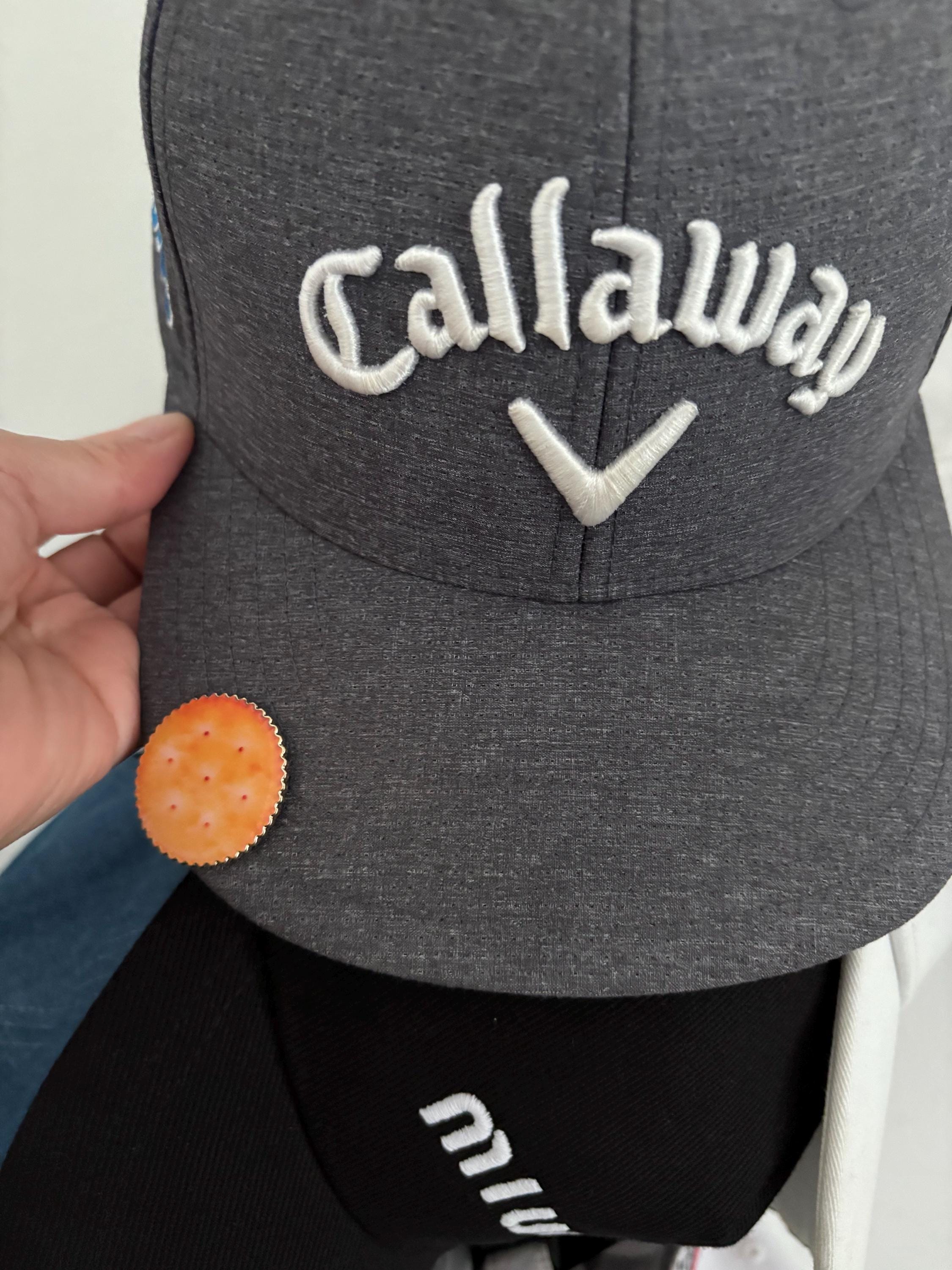 Unique cracker/biscuit golf ball marker with magnetic hat clip