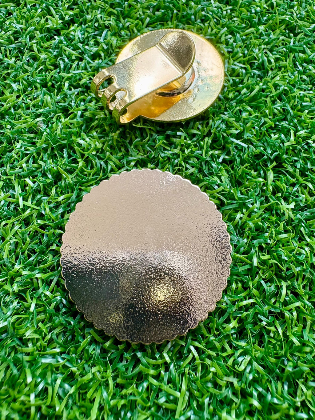 Unique cracker/biscuit golf ball marker with magnetic hat clip