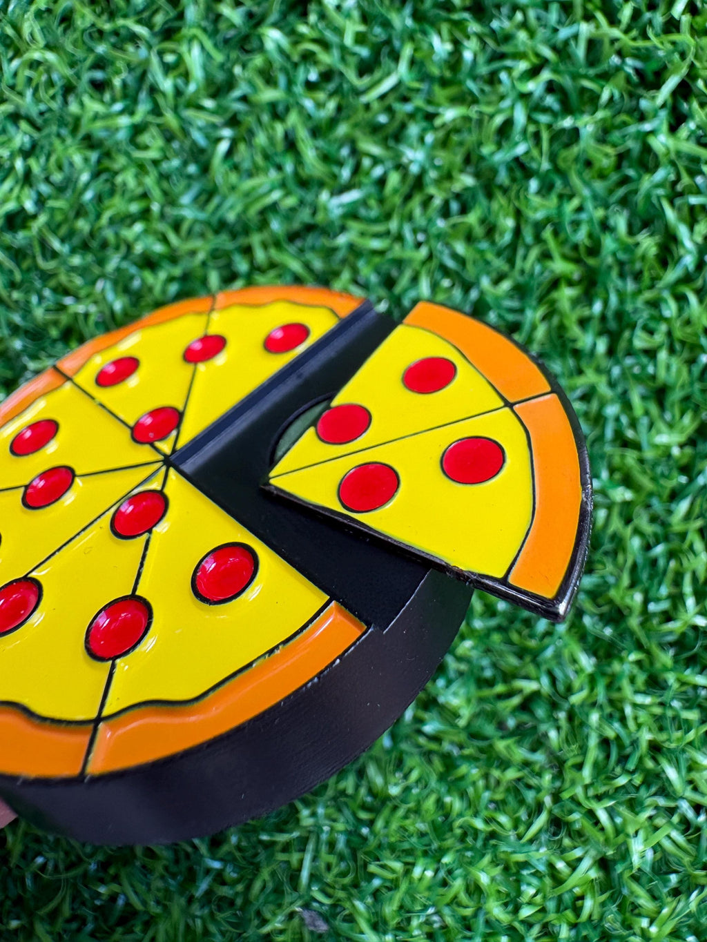 Dual-sided pizza style unique golf green reading, slope level, with ball marker attached